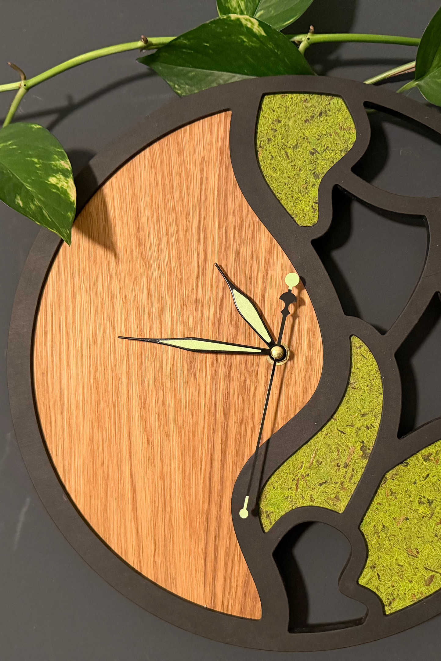 Wanduhr mit Moos und Eichenholz