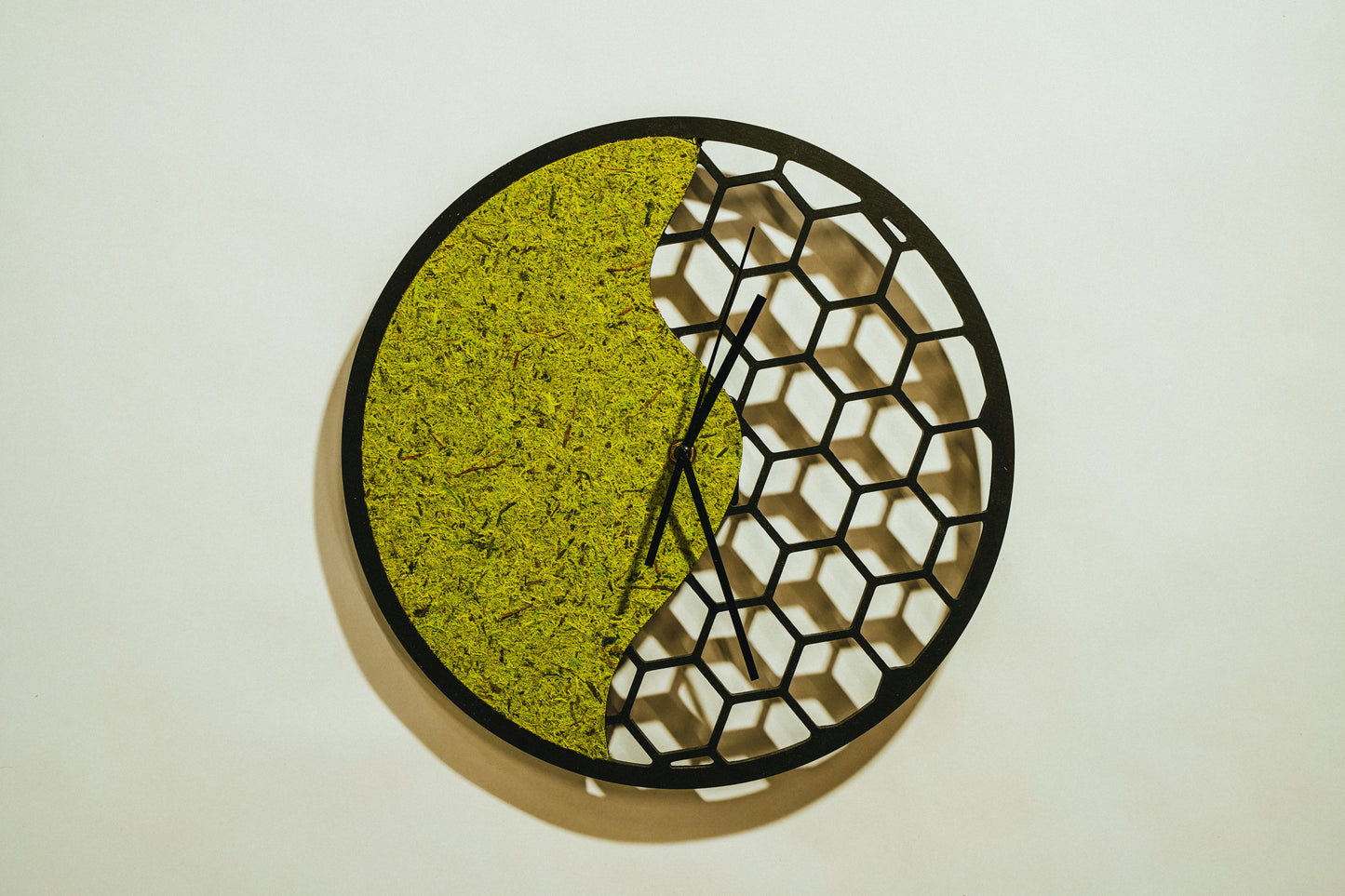 Wanduhr mit Moos & Wabendesign