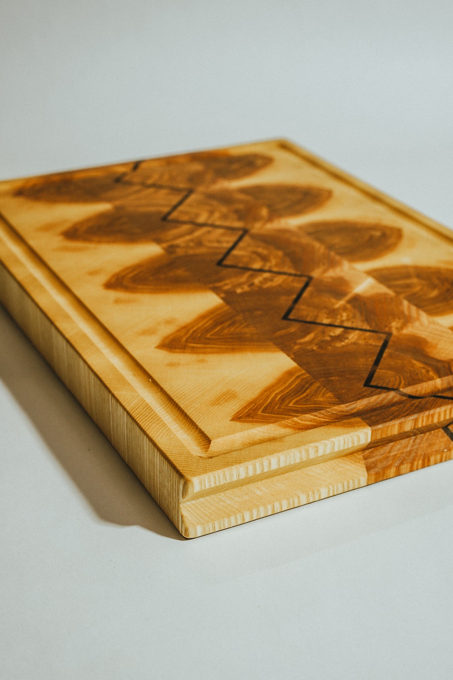 Stirnholz- Schneidebrett aus Esche mit Saftrille 46 x 32 cm