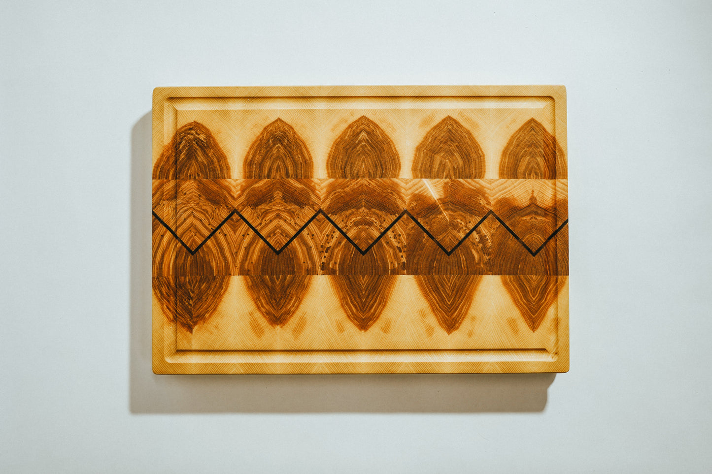 Stirnholz- Schneidebrett aus Esche mit Saftrille 46 x 32 cm