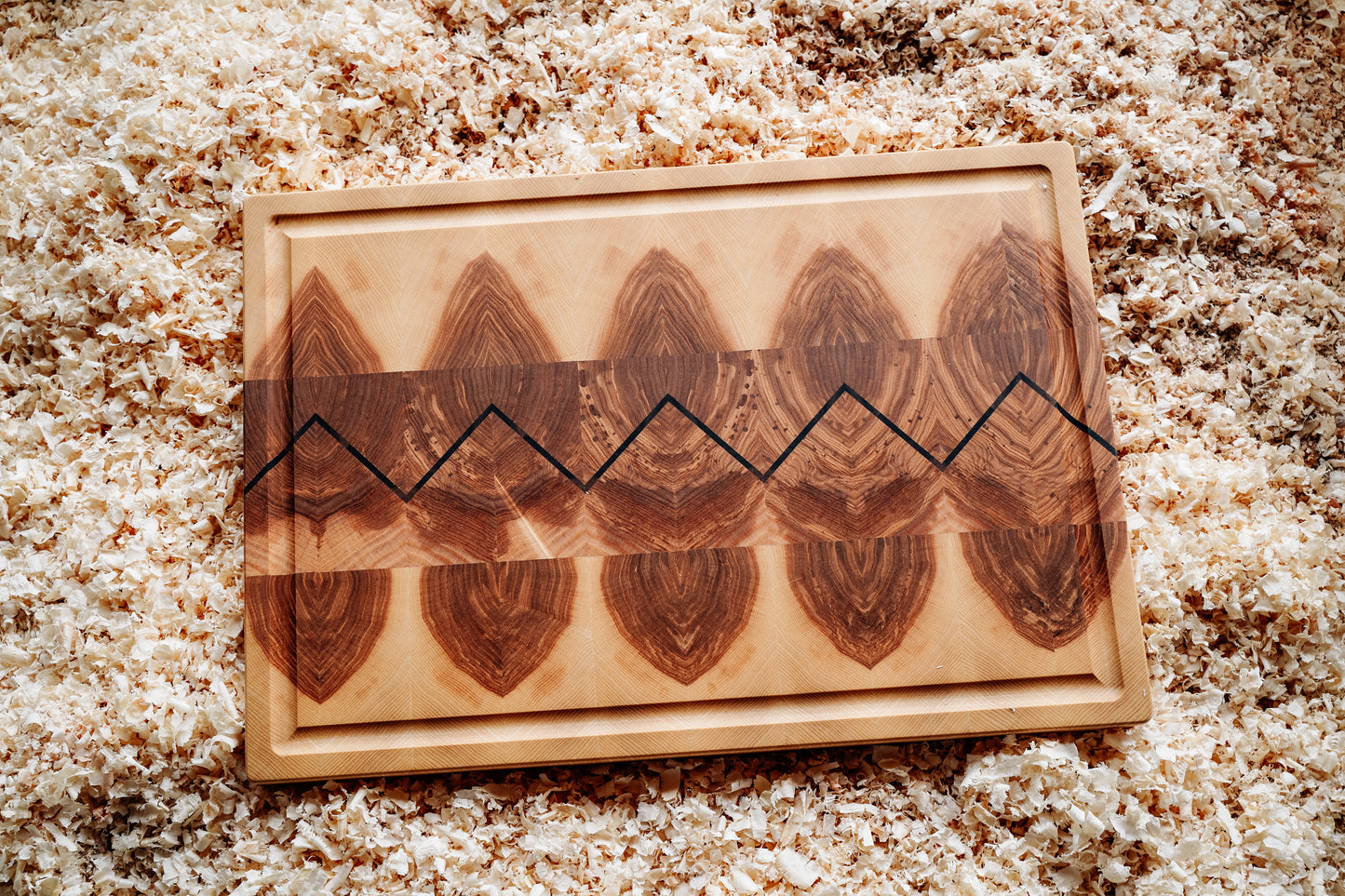 Stirnholz- Schneidebrett aus Esche mit Saftrille 46 x 32 cm