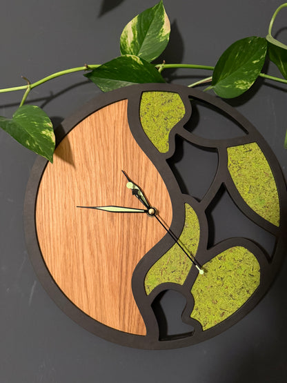 Wanduhr mit Moos und Eichenholz