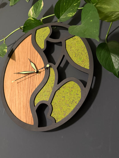 Wanduhr mit Moos und Eichenholz