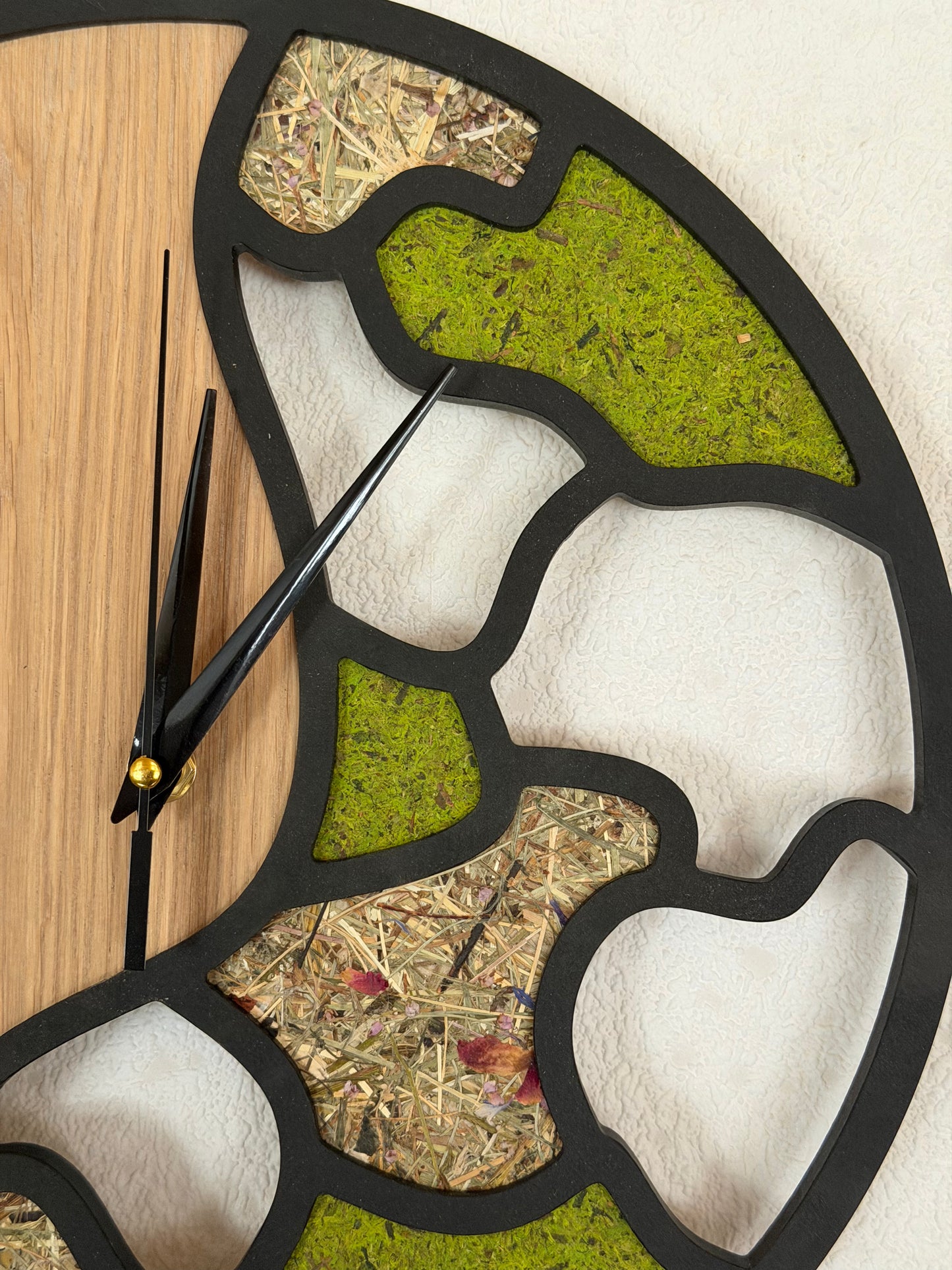 Wanduhr mit Eiche, Moos oder Heu