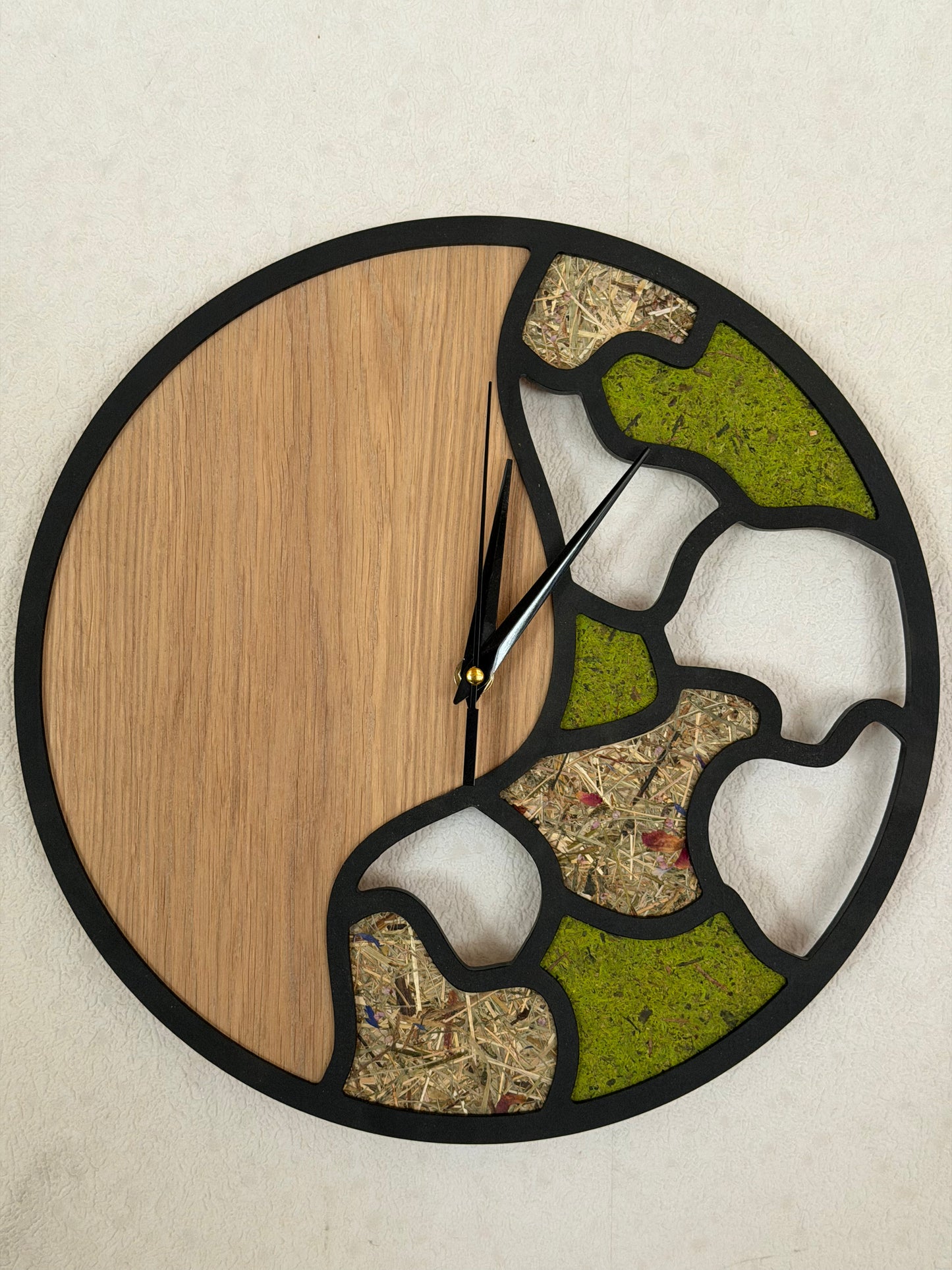 Wanduhr mit Eiche, Moos oder Heu