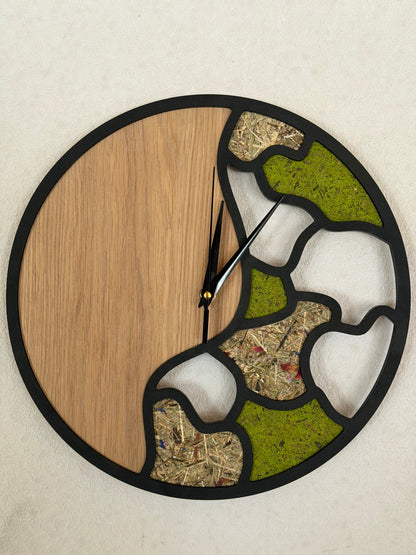 Wanduhr mit Eiche, Moos oder Heu