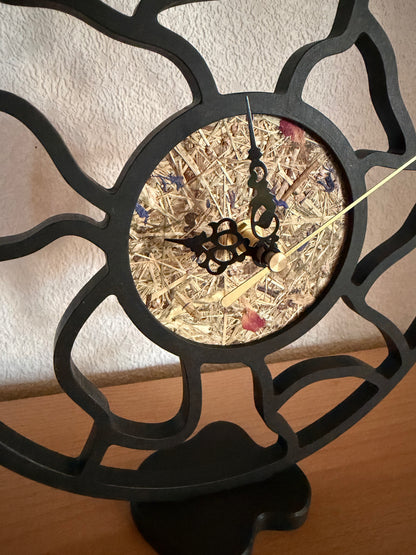 Standuhr mit Moos oder Heu