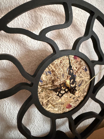 Wanduhr mit Moos oder Heu