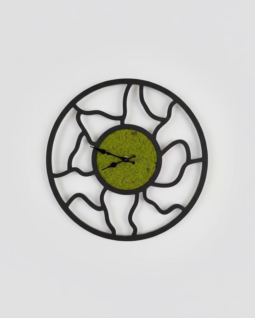 Wanduhr mit Moos 