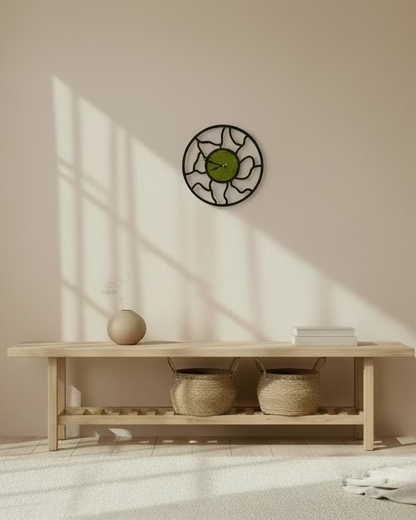 Wanduhr mit Moos 