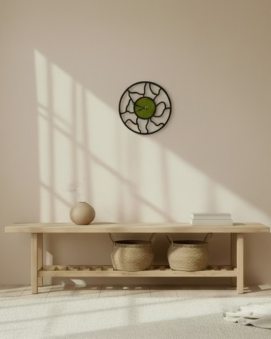 Wanduhr mit Moos 