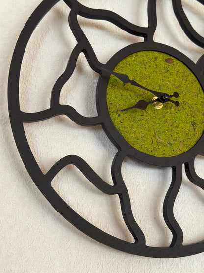 Wanduhr mit Moos oder Heu