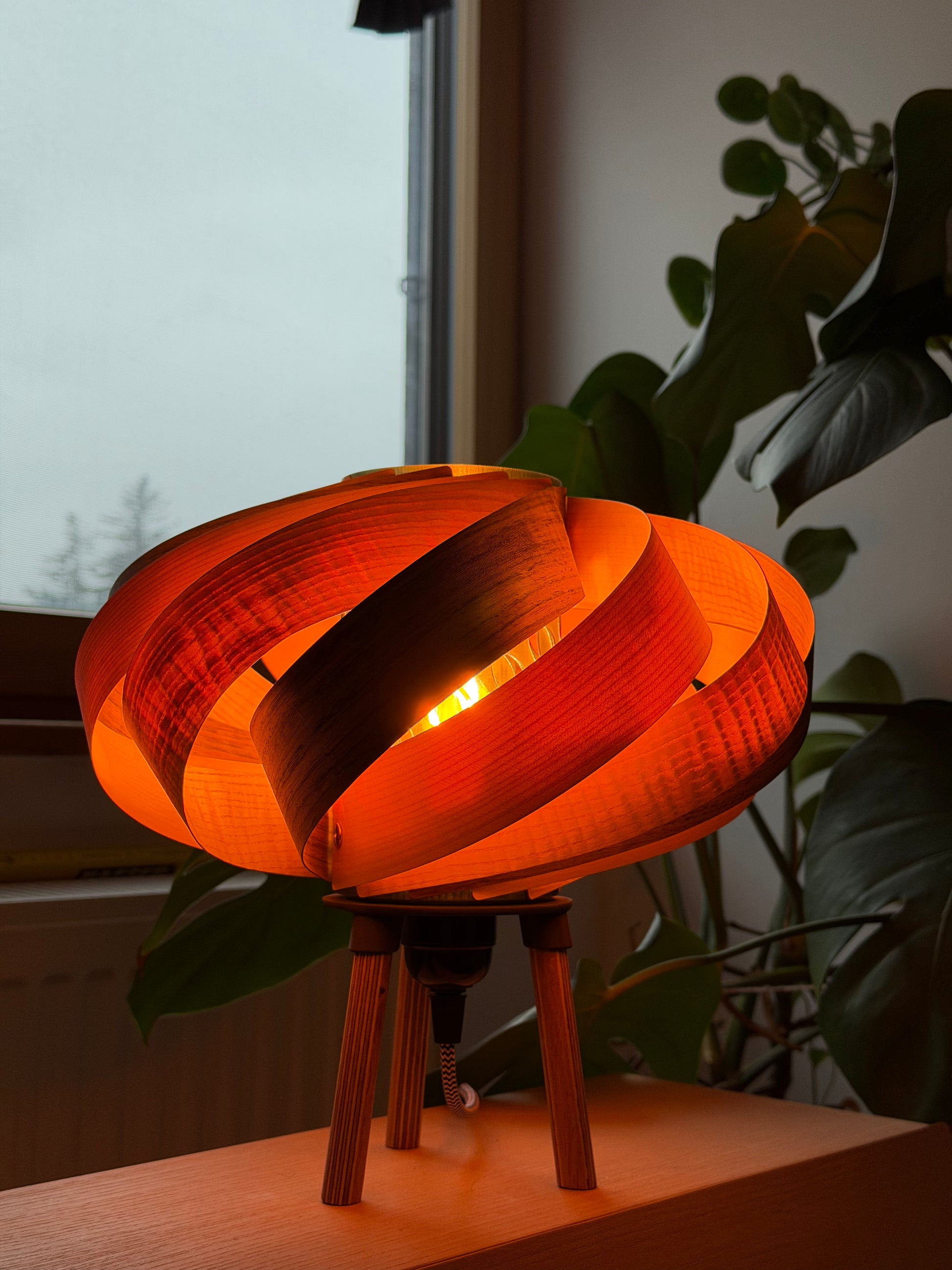 lampe aus furnier, leuchtet