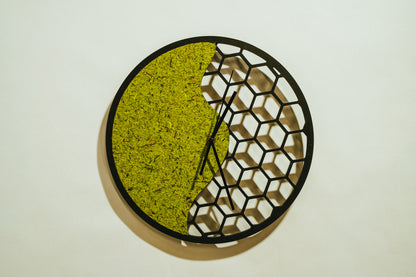 Wanduhr mit Moos & Wabendesign